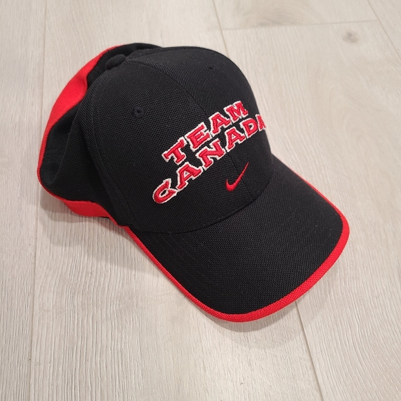 NIKE Team Canada Hockey Hat - Picture 7 of 7